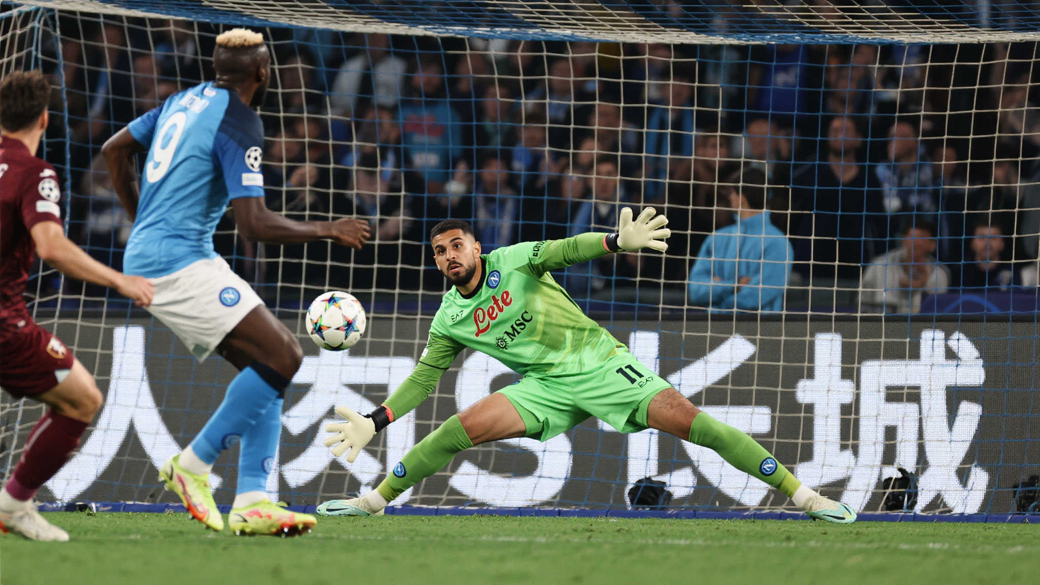 布努与库利巴利门前神勇化身双重屏障,力阻险情 布努与库利巴利门前神勇化身双重屏障,力阻险情